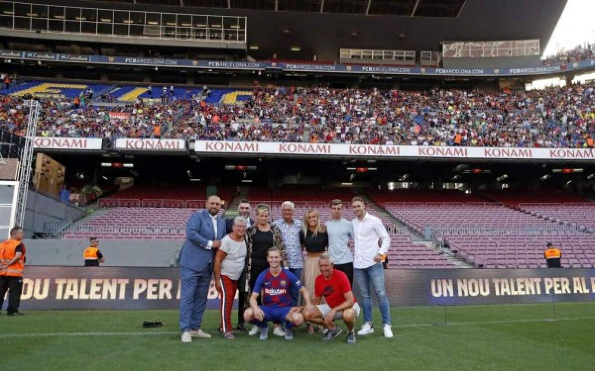 La bella novia de Frenkie De Jong deslumbró en la presentación del jugador en el Camp Nou