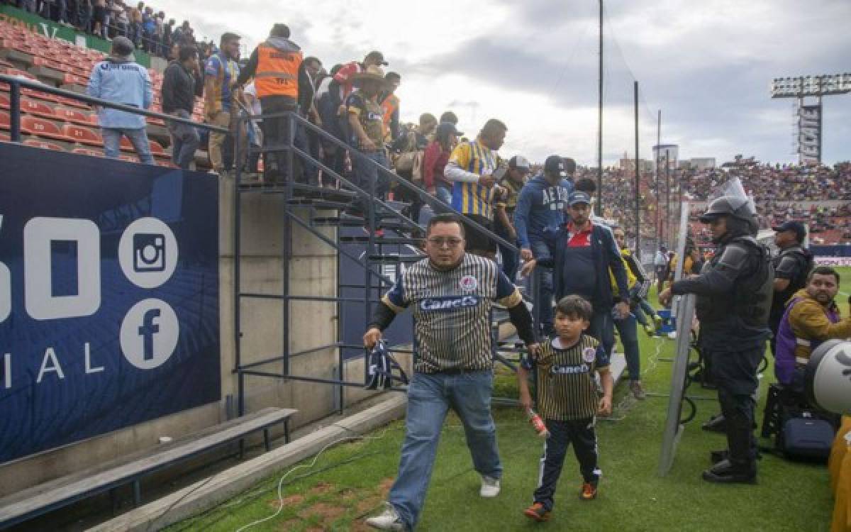 ¡Lamentable! Suspenden partido en México por batalla campal en el estadio de San Luis