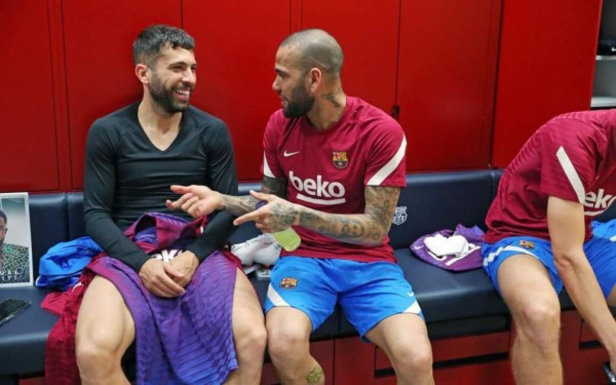 Las carcajadas y una visita 'sorpresa': el reencuentro de Dani Alves con sus excompañeros del Barcelona