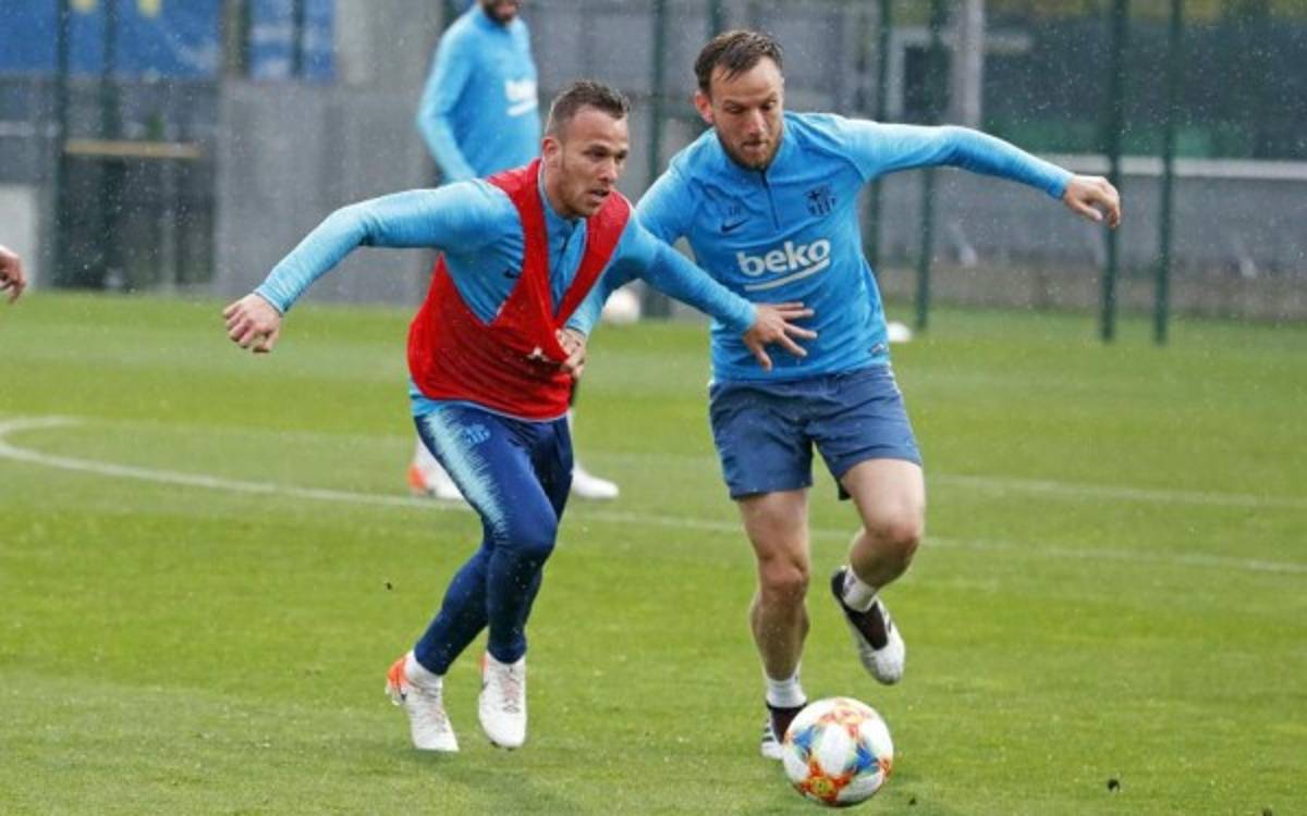 El gesto de Messi, la broma de Piqué y la soledad de Cillessen: Así fue el último entrenamiento del Barcelona