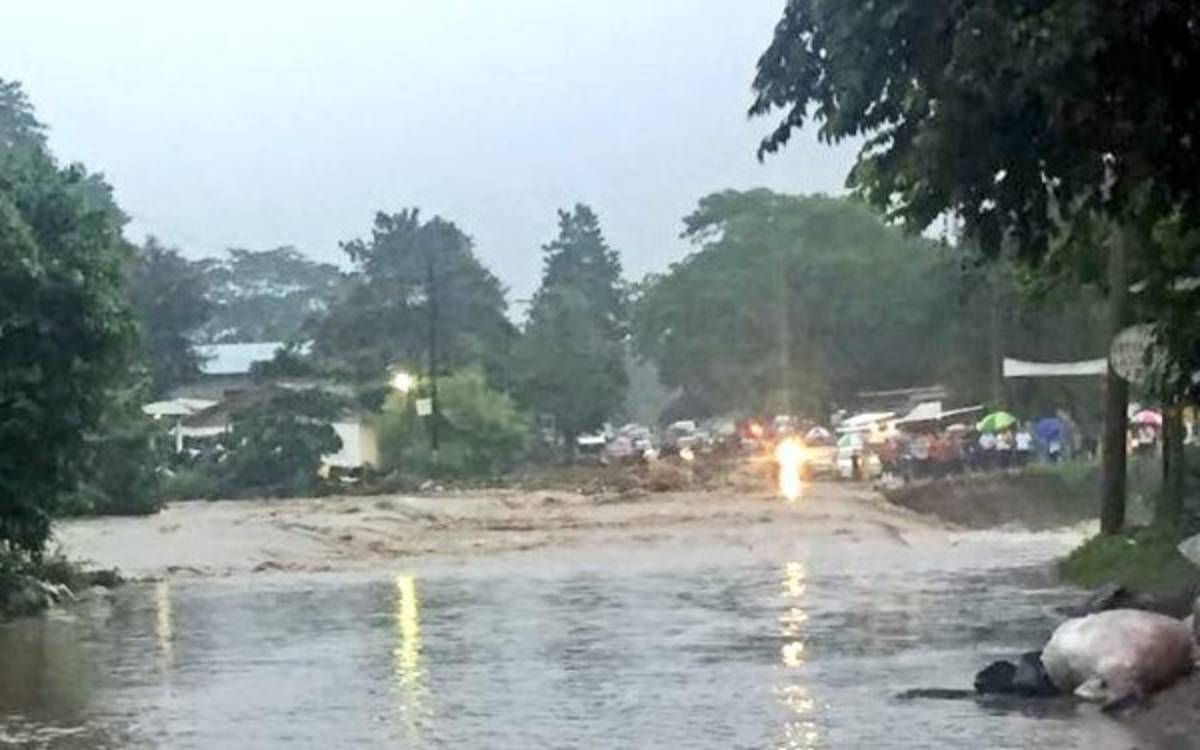 El impactante rescate de un niño sobre las bravas aguas de un río en Omoa