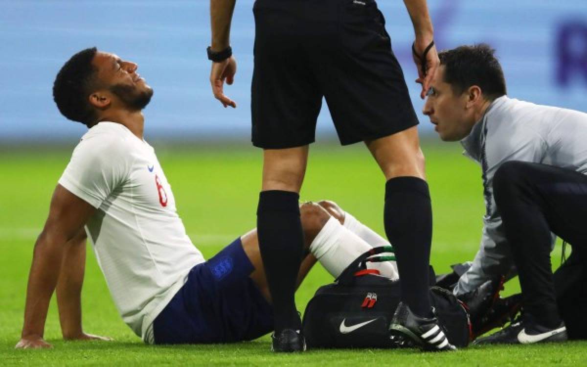 AMSTERDAM, NETHERLANDS - MARCH 23: Joe Gomez of England is given treatment during the international friendly match between Netherlands and England at Johan Cruyff Arena on March 23, 2018 in Amsterdam, Netherlands. (Photo by Dean Mouhtaropoulos/Getty Images)