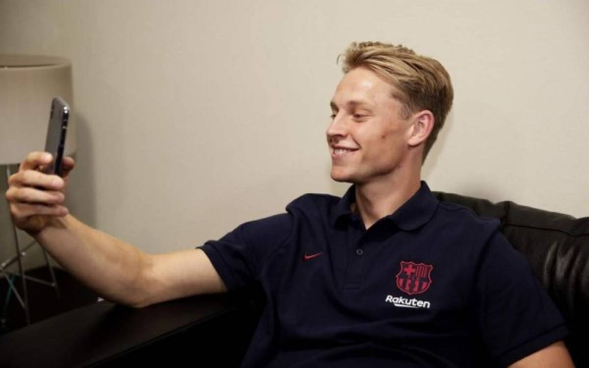 Su primera selfie y la mirada a la Champions: Así fue la presentación de Frenkie De Jong con el Barcelona