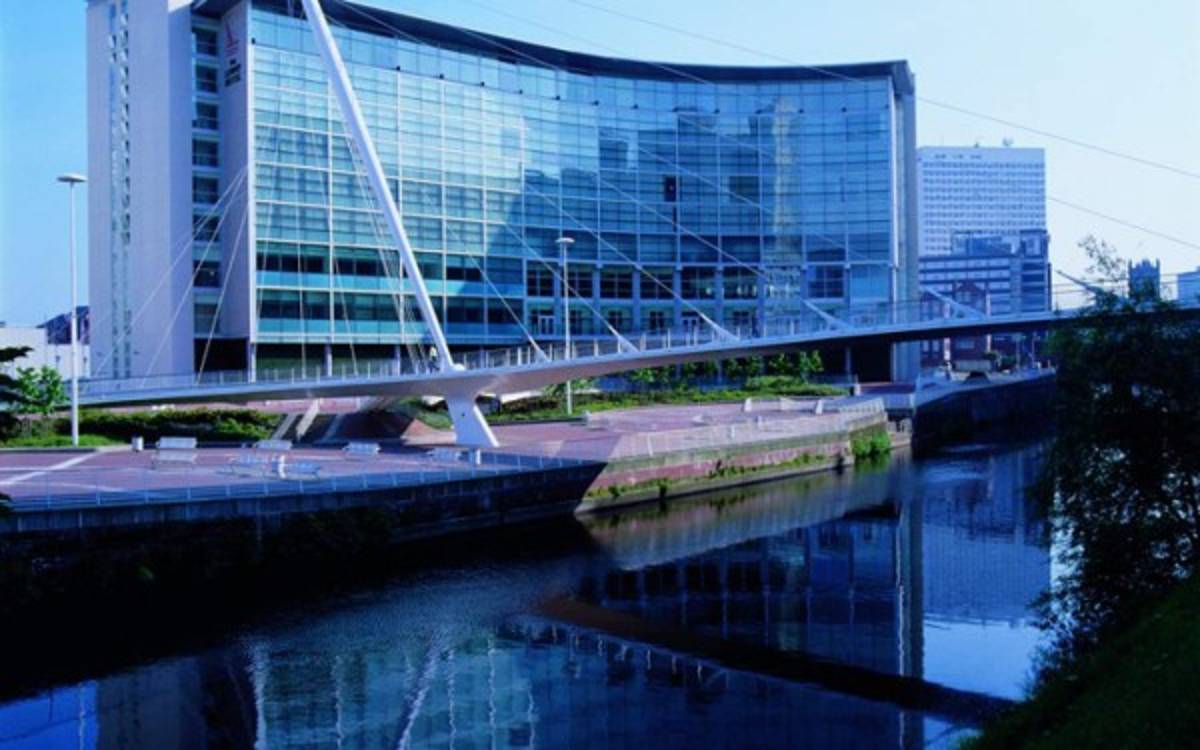 Tres sorpresas y el lujoso hotel: Así fue la llegada del Real Madrid a Mánchester para medirse al City en Champions