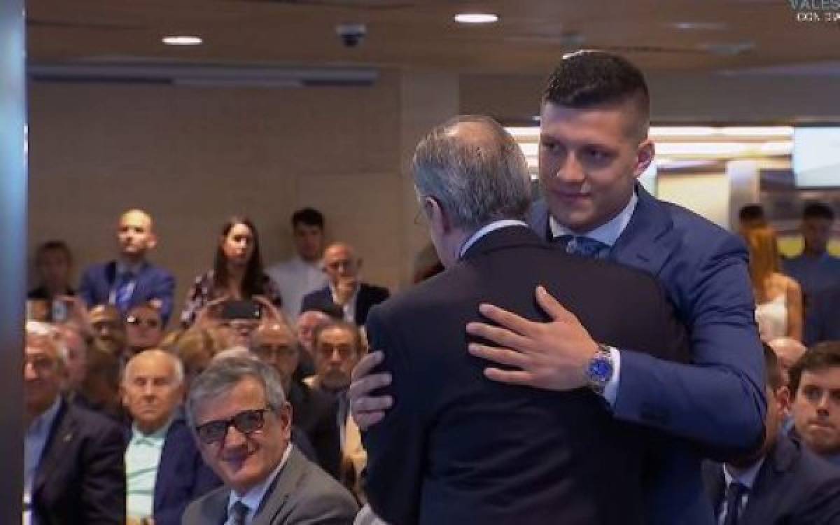 El emotivo abrazo de Florentino, el beso al escudo y la selfie: Así fue la presentación de Luka Jovic en el Real Madrid