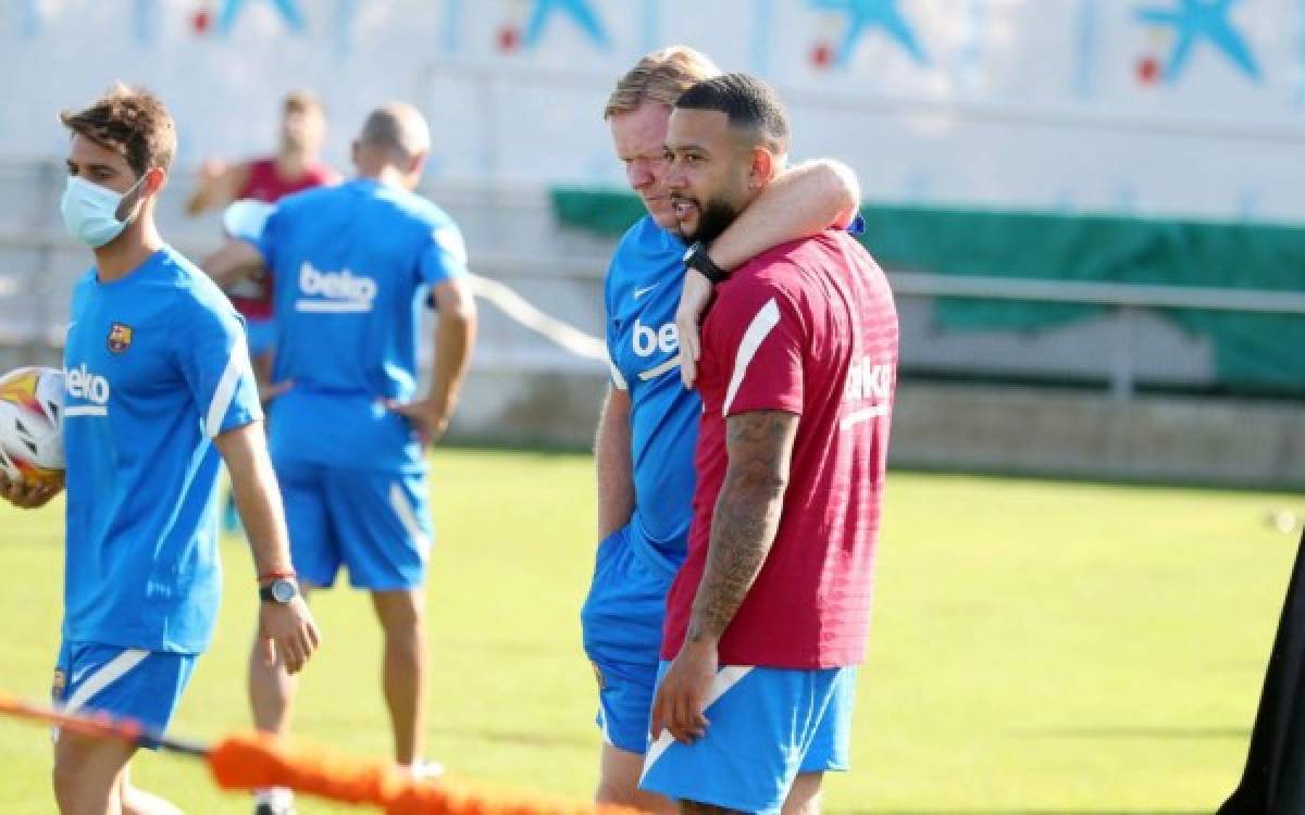 Así fue el primer entreno de Depay en el Barcelona: Solitario, serio y solo un crack lo abrazó