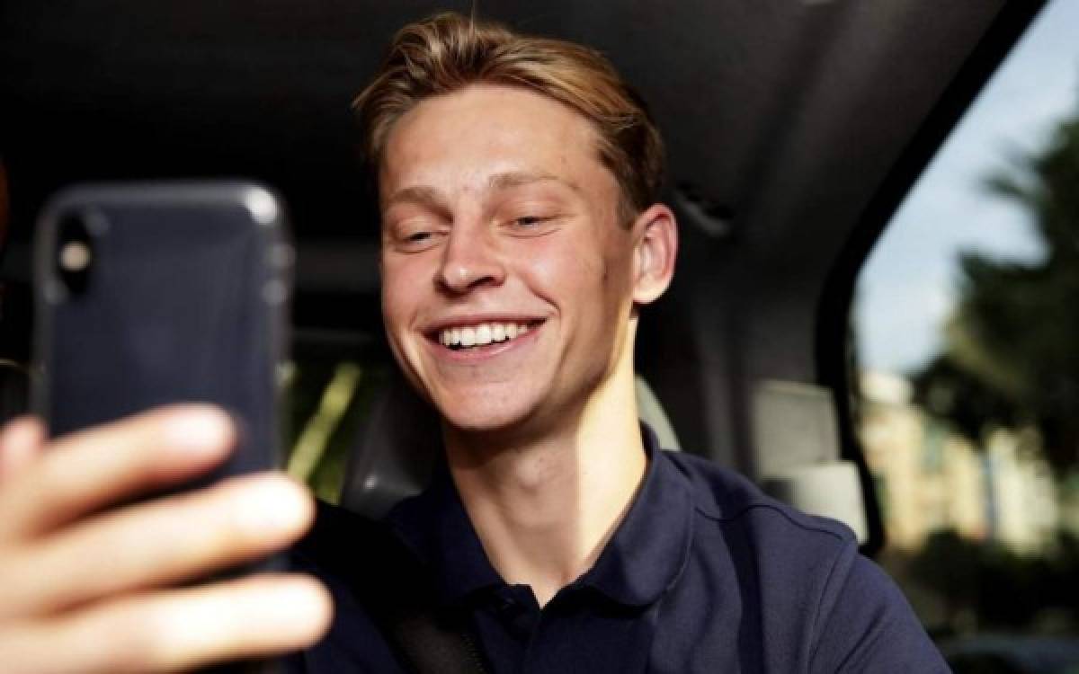 Su primera selfie y la mirada a la Champions: Así fue la presentación de Frenkie De Jong con el Barcelona