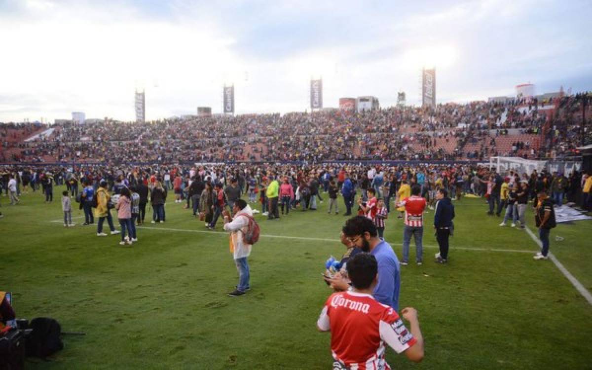 ¡Lamentable! Suspenden partido en México por batalla campal en el estadio de San Luis