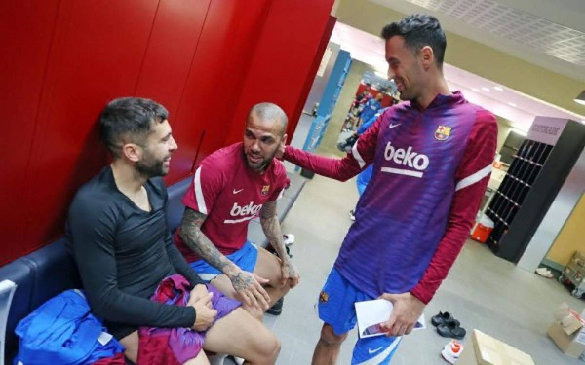 Las carcajadas y una visita 'sorpresa': el reencuentro de Dani Alves con sus excompañeros del Barcelona