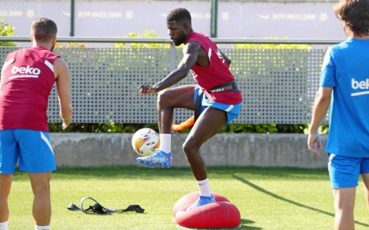 Así fue el primer entreno de Depay en el Barcelona: Solitario, serio y solo un crack lo abrazó