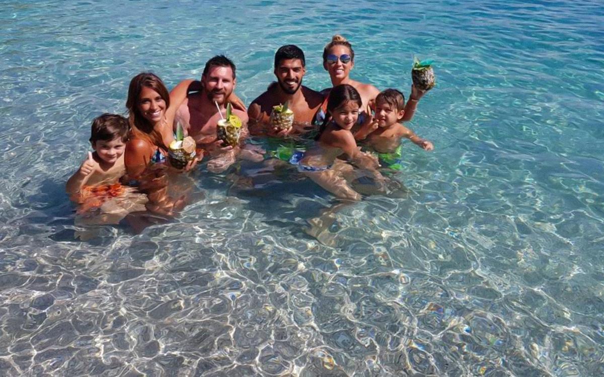 ¡De nuevo en la playa! Antonela Rocuzzo enciende las redes sociales con su bikini; junto a Messi y Luis Suárez