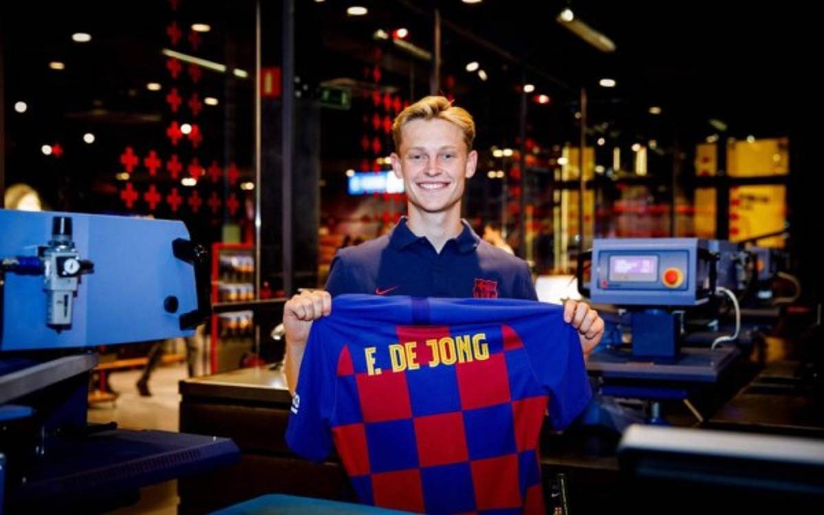 Su primera selfie y la mirada a la Champions: Así fue la presentación de Frenkie De Jong con el Barcelona