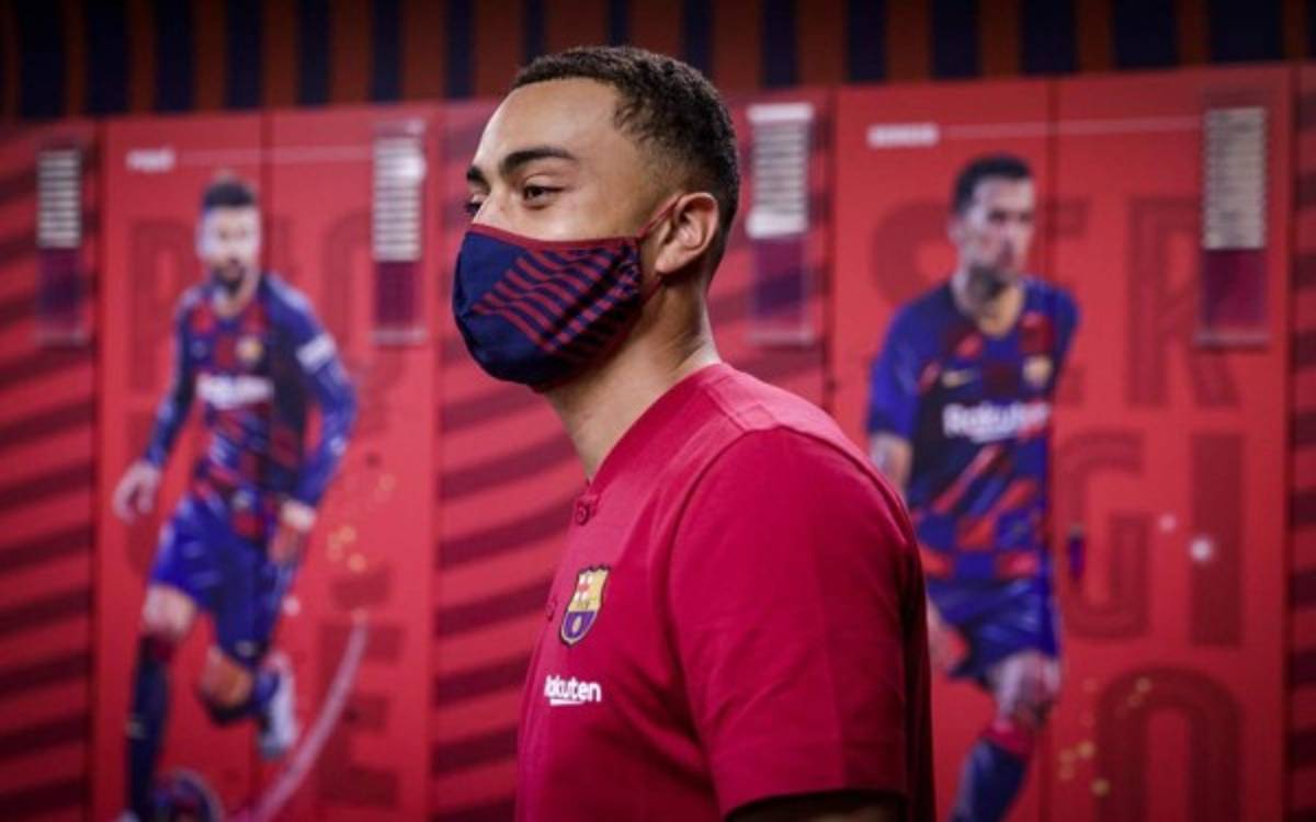 El primer día de Sergiño Dest en el Barcelona: Su gesto para ganarse a la afición y su dorsal