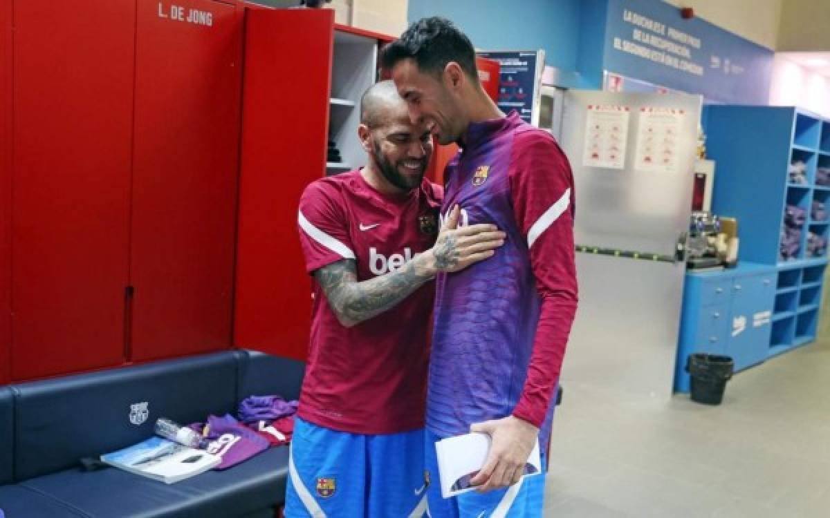 Las carcajadas y una visita 'sorpresa': el reencuentro de Dani Alves con sus excompañeros del Barcelona