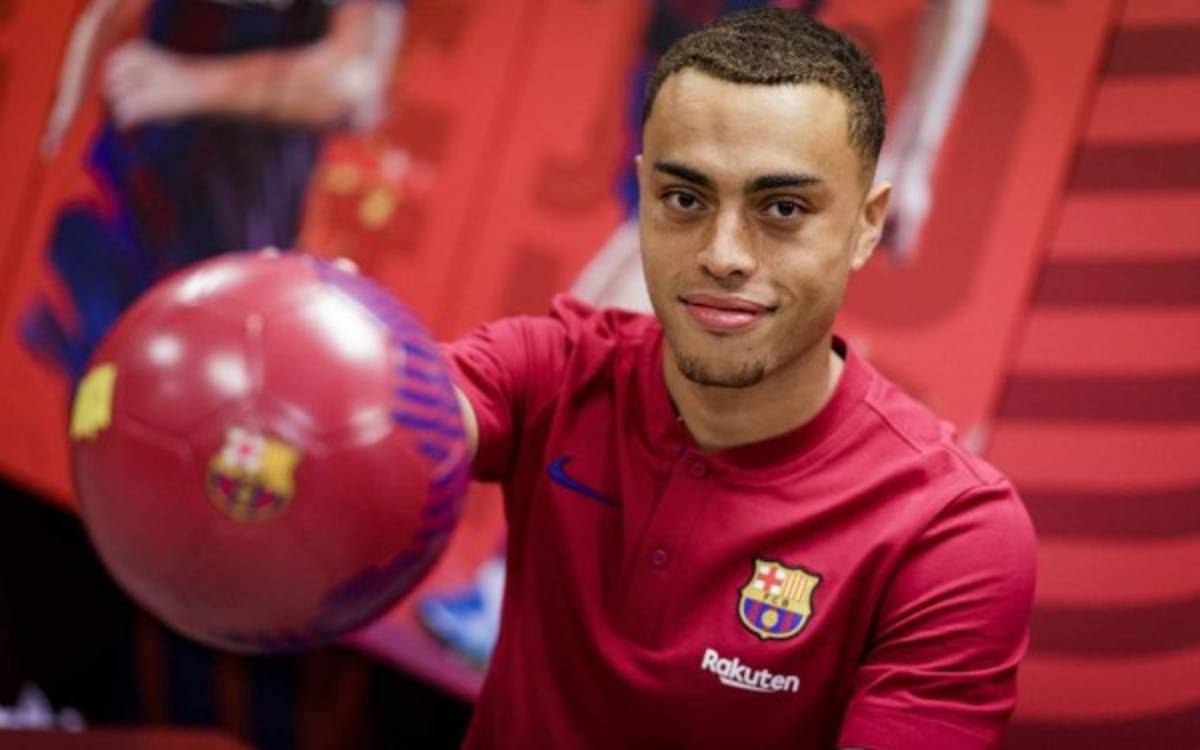 El primer día de Sergiño Dest en el Barcelona: Su gesto para ganarse a la afición y su dorsal