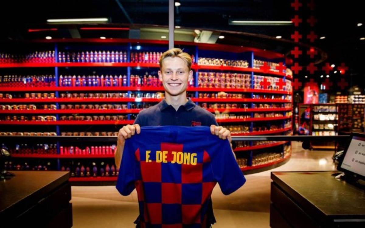 Su primera selfie y la mirada a la Champions: Así fue la presentación de Frenkie De Jong con el Barcelona