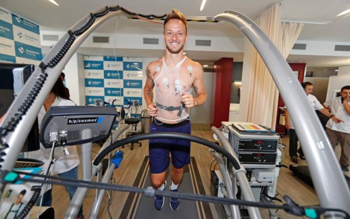 Las pruebas médicas, el mate con Dembélé y el emotivo abrazo de Rakitic, así recibieron a Griezmann en Barcelona