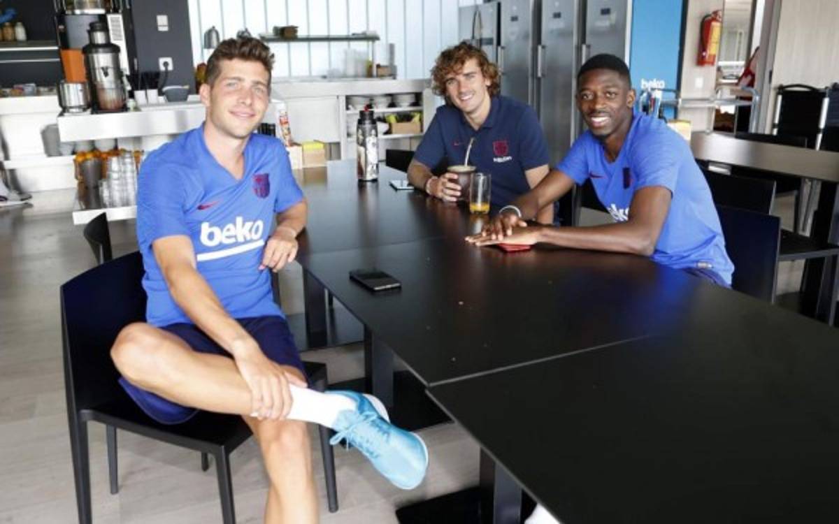 Las pruebas médicas, el mate con Dembélé y el emotivo abrazo de Rakitic, así recibieron a Griezmann en Barcelona