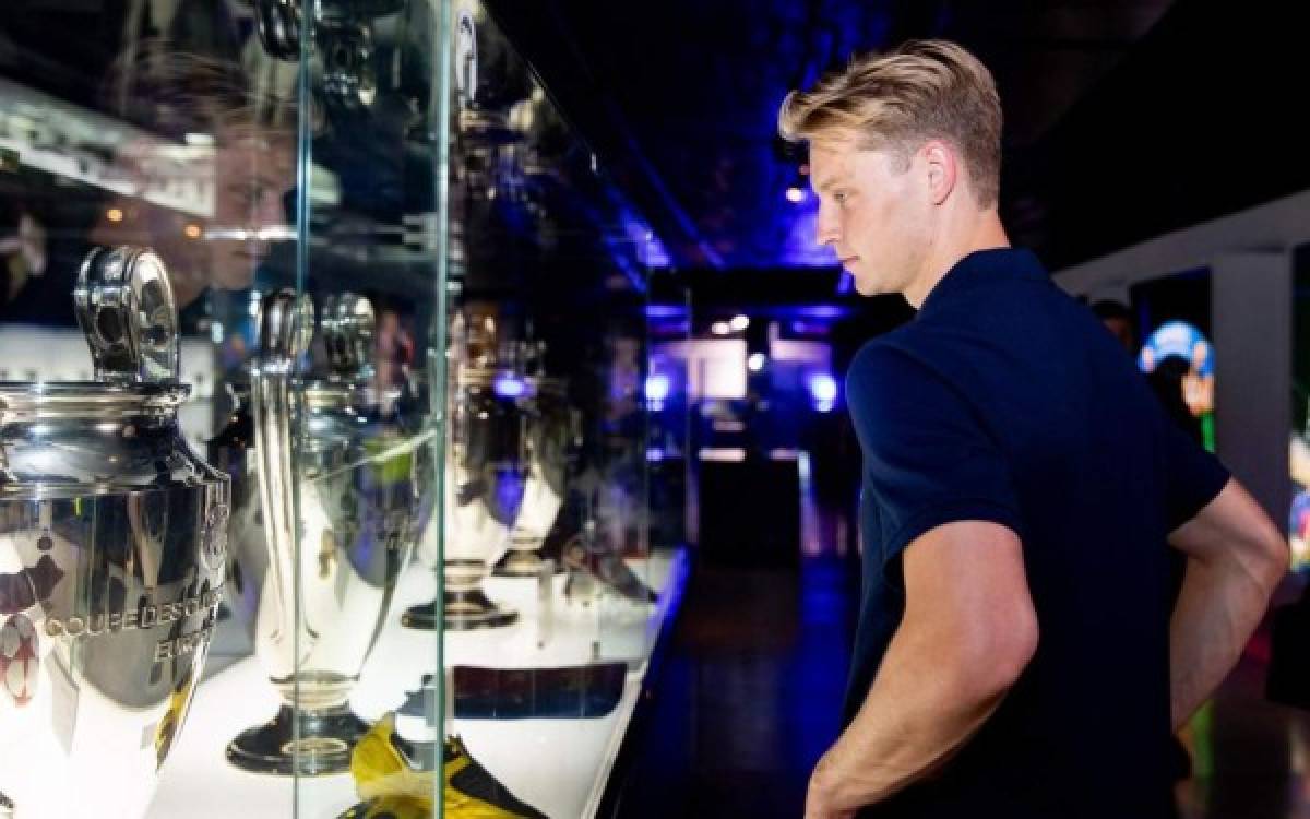 Su primera selfie y la mirada a la Champions: Así fue la presentación de Frenkie De Jong con el Barcelona