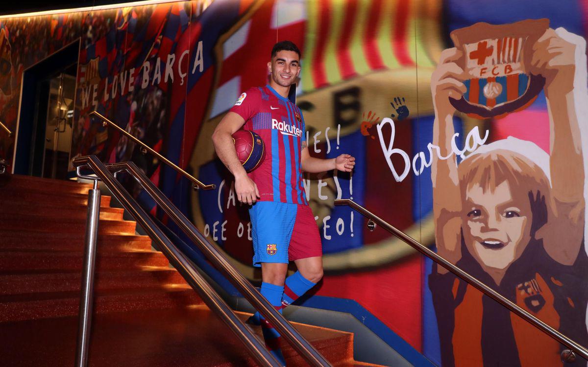 Así fue la presentación de Ferran Torres en el Barcelona: Locura en el Camp Nou, sus mejores amigos ¿y el dorsal?