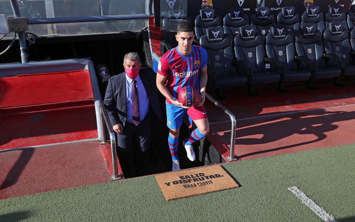 Así fue la presentación de Ferran Torres en el Barcelona: Locura en el Camp Nou, sus mejores amigos ¿y el dorsal?