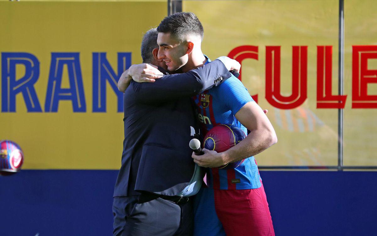 Así fue la presentación de Ferran Torres en el Barcelona: Locura en el Camp Nou, sus mejores amigos ¿y el dorsal?