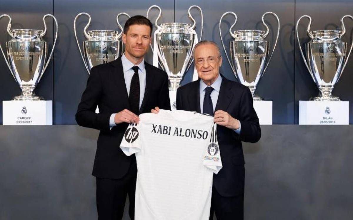 Así fue presentado Xabi Alonso como nuevo técnico del Real Madrid: acompañado por su esposa y el contrato que firmó