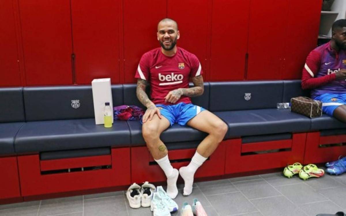 Las carcajadas y una visita 'sorpresa': el reencuentro de Dani Alves con sus excompañeros del Barcelona