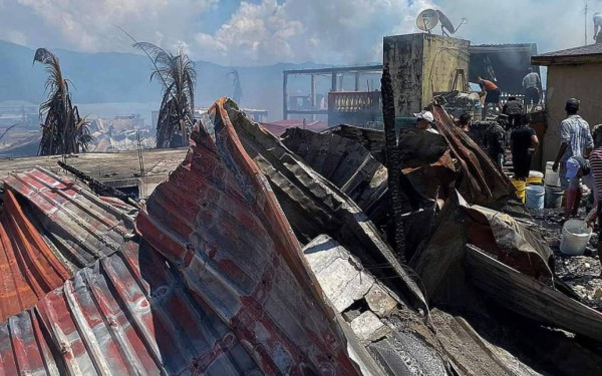 ¡Apocalíptico! Imágenes dolorosas de la devastación que dejó el incendio que arrasó la isla de Guanaja