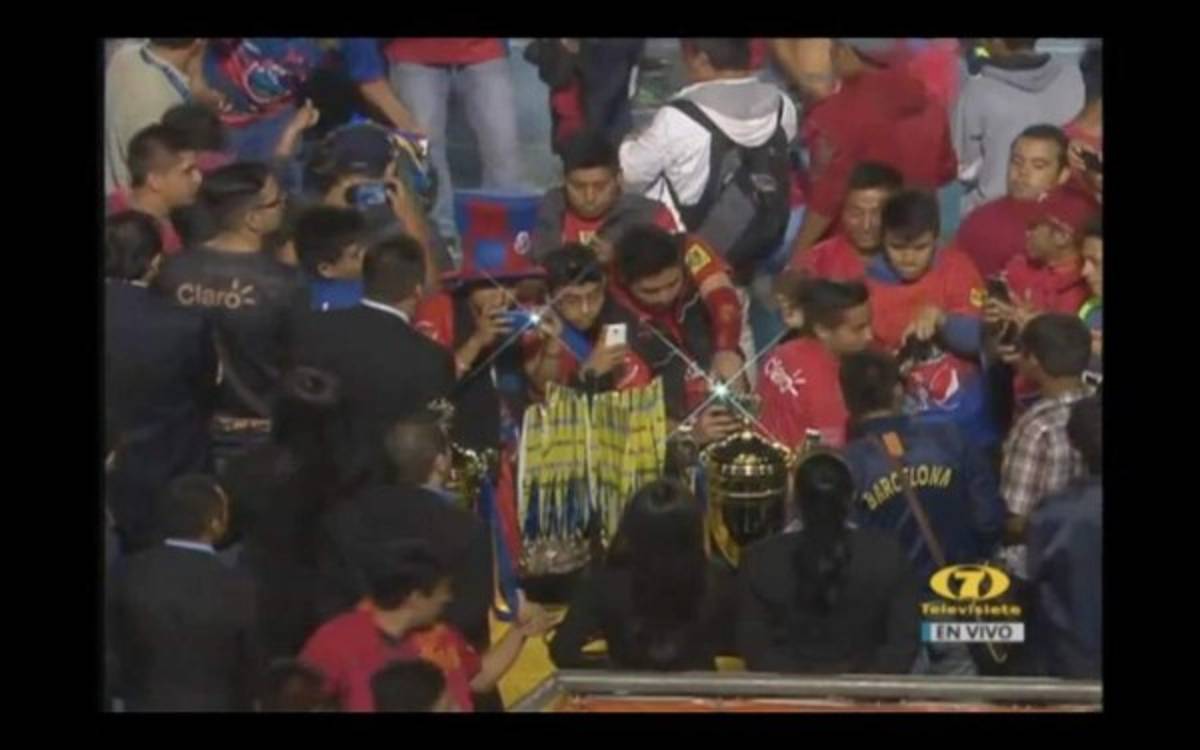 ¡Relajo! Así son las desordenadas premiaciones en Centroamérica