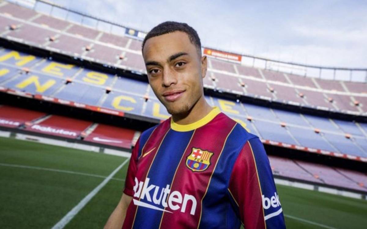 El primer día de Sergiño Dest en el Barcelona: Su gesto para ganarse a la afición y su dorsal