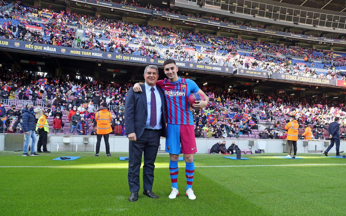 Así fue la presentación de Ferran Torres en el Barcelona: Locura en el Camp Nou, sus mejores amigos ¿y el dorsal?