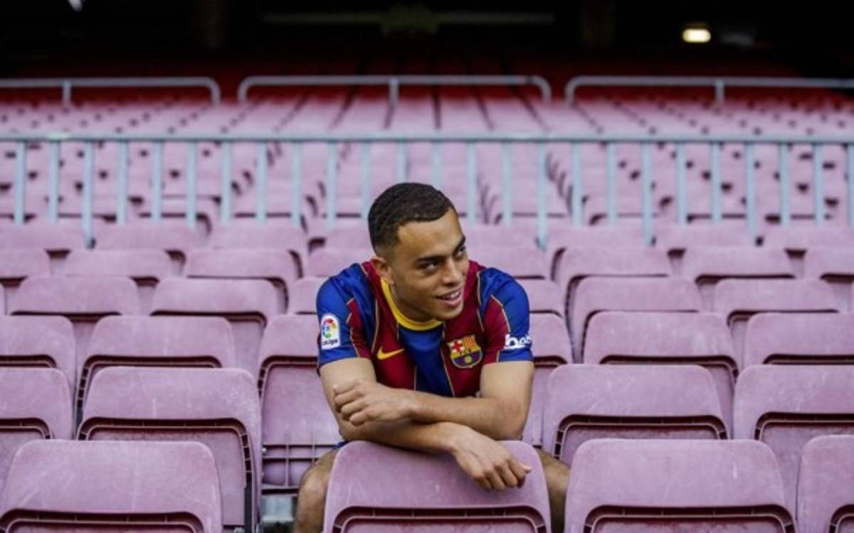 El primer día de Sergiño Dest en el Barcelona: Su gesto para ganarse a la afición y su dorsal