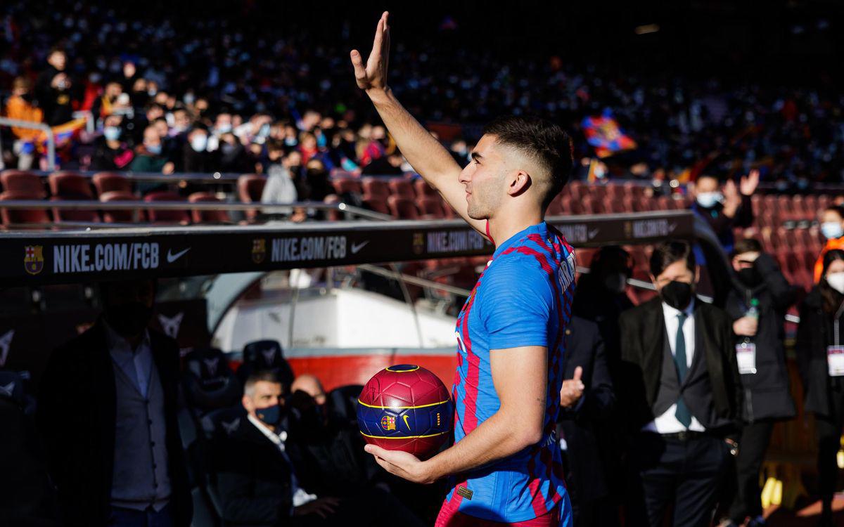 Así fue la presentación de Ferran Torres en el Barcelona: Locura en el Camp Nou, sus mejores amigos ¿y el dorsal?