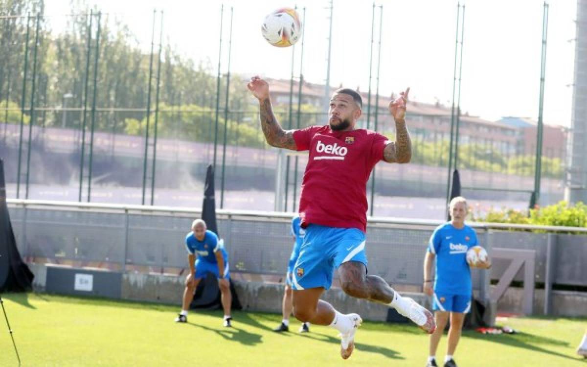 Así fue el primer entreno de Depay en el Barcelona: Solitario, serio y solo un crack lo abrazó