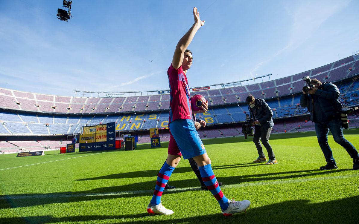 Así fue la presentación de Ferran Torres en el Barcelona: Locura en el Camp Nou, sus mejores amigos ¿y el dorsal?