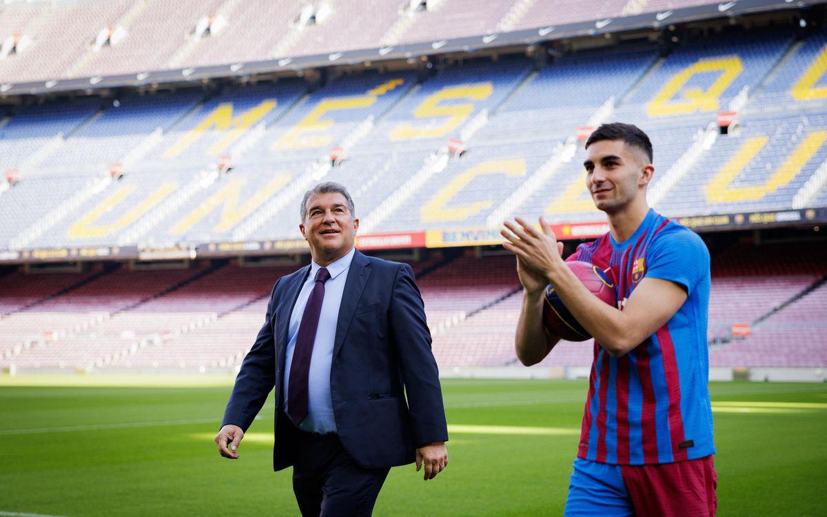 Así fue la presentación de Ferran Torres en el Barcelona: Locura en el Camp Nou, sus mejores amigos ¿y el dorsal?