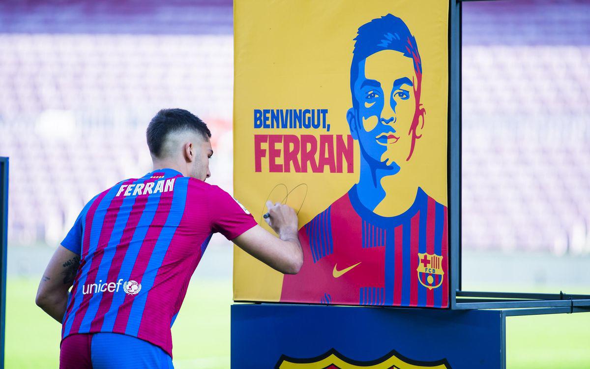 Así fue la presentación de Ferran Torres en el Barcelona: Locura en el Camp Nou, sus mejores amigos ¿y el dorsal?