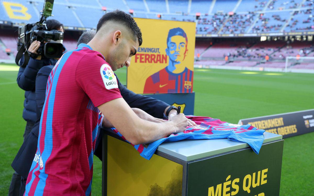 Así fue la presentación de Ferran Torres en el Barcelona: Locura en el Camp Nou, sus mejores amigos ¿y el dorsal?
