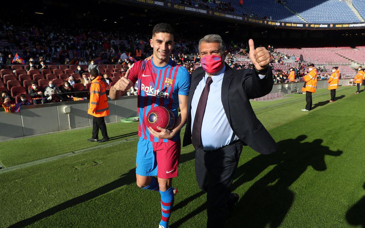 Así fue la presentación de Ferran Torres en el Barcelona: Locura en el Camp Nou, sus mejores amigos ¿y el dorsal?