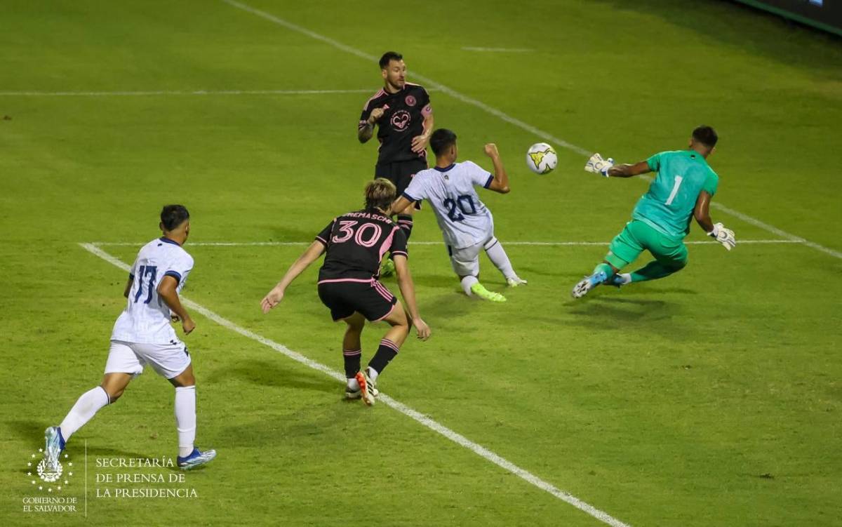 FOTOS: Viral abrazo de Messi con leyenda, el reencuentro con Suárez y colosal llenazo en El Salvador vs Inter Miami