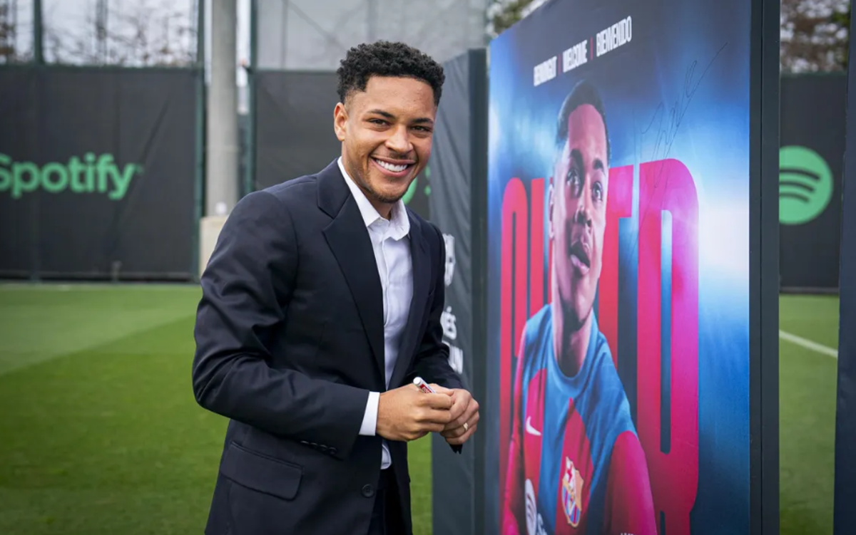 Así fue la presentación oficial de Vitor Roque con el Barcelona tras su debut: el gran ausente y quiénes lo acompañaron