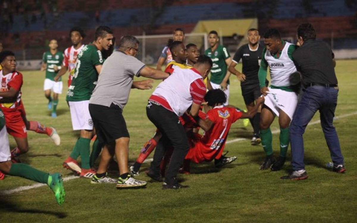 En fotos: Así fue el violento enfrentamiento entre jugadores de Vida y Marathón