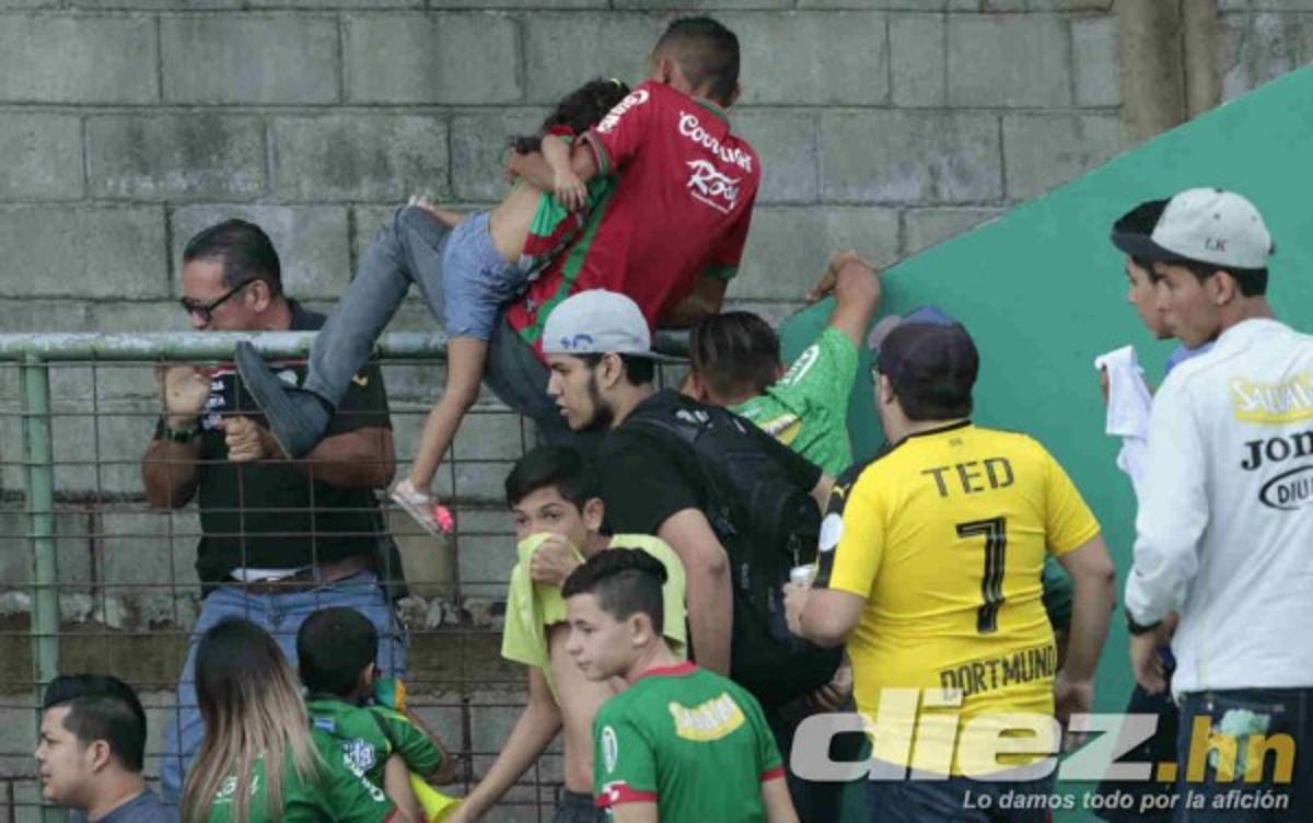 NO SE VIO: Aficionados terminan gaseados por la policía en el clásico sampedrano