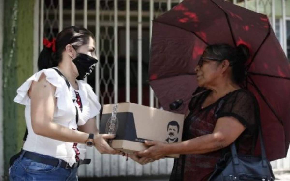 La hija del 'Chapo' Guzmán regala víveres y mascarillas con la imagen de su padre