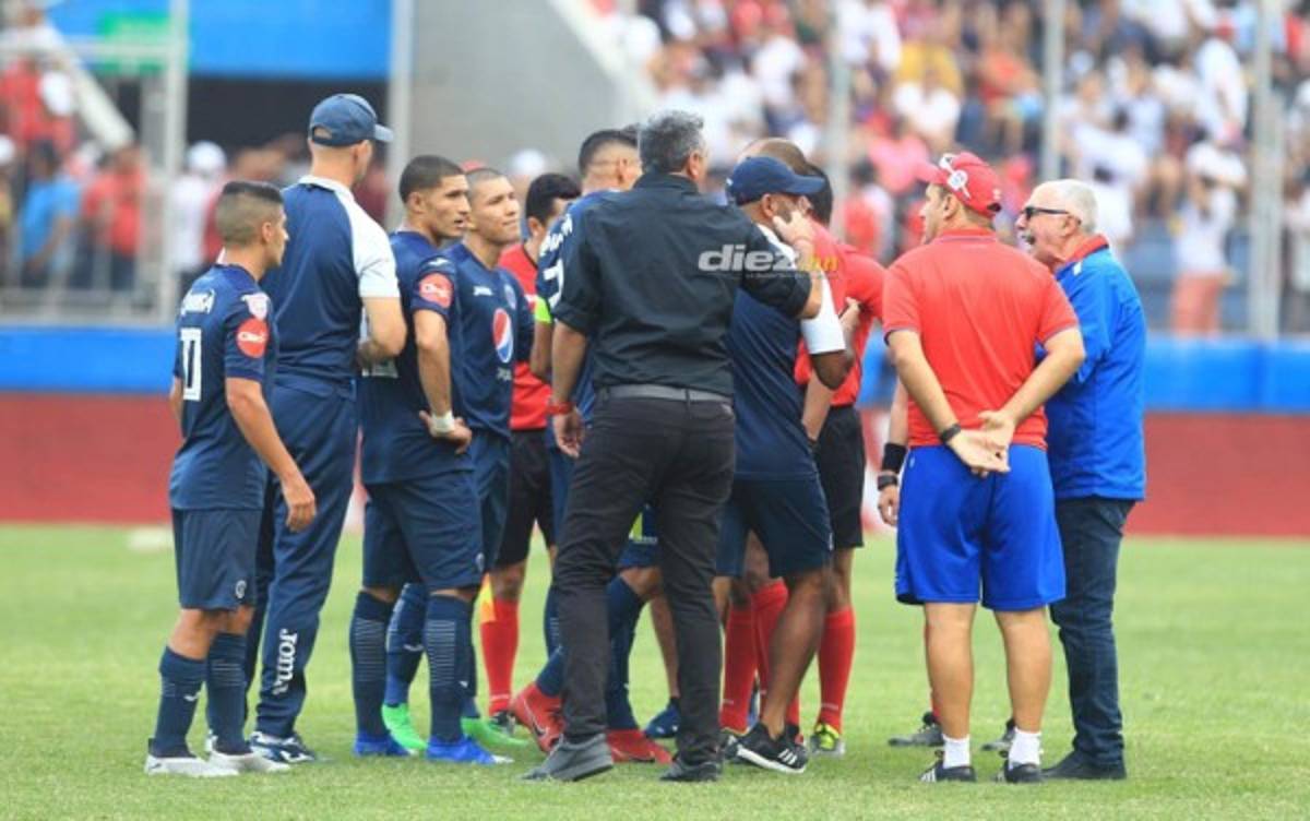 No viste en TV: Bronca de Caballero-Keosseián, presión a Pastrana e intercambio de camisas