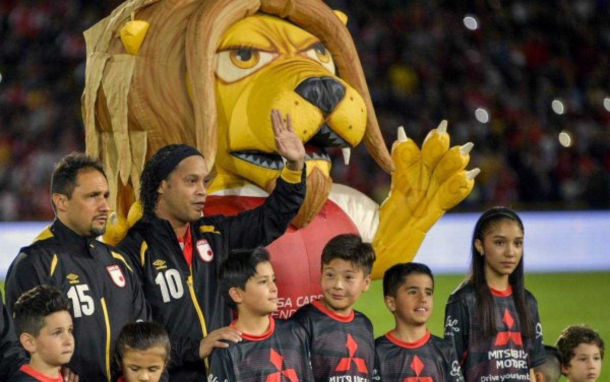 Ronaldinho provoca locura en Colombia: Estadio lleno, abrazo con leyenda y máximo respeto