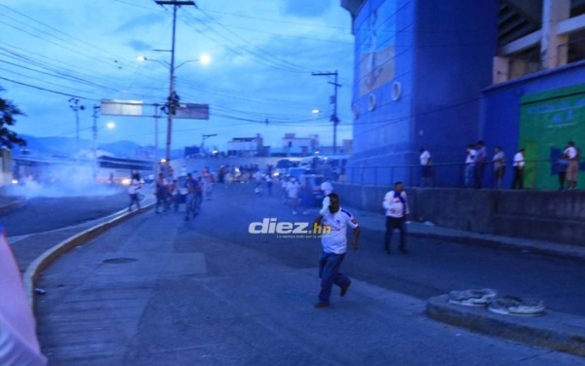 ¡Desmayados, disparos y gas lacrimógeno! El relajo en las afueras del Estadio Nacional