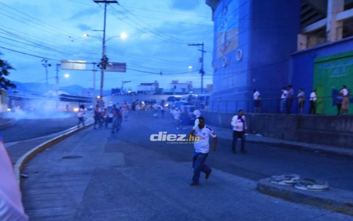 ¡Desmayados, disparos y gas lacrimógeno! El relajo en las afueras del Estadio Nacional