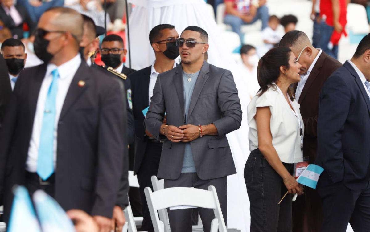 ¡Un show “peleando” con niños! Así fue captado el boxeador Teófimo López en su presencia en los desfiles de Honduras